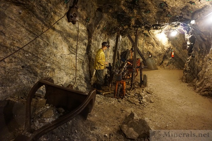 >Mining Equipment Demonstration in the Mine Tunnel