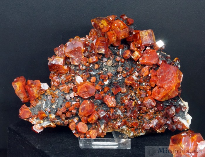 New Exceptional Habit of Vanadinite Crystals from Mibladen, Morocco, Unique Minerals